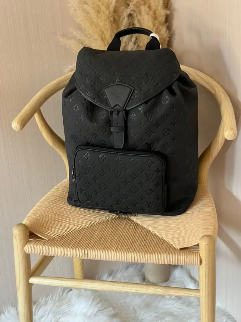 Sac à Dos Monogram Noir – Design Élégant et Moderne