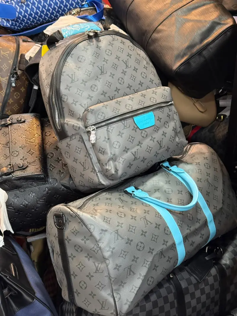 Ensemble voyage gris monogrammé – Sac à dos + sac de voyage